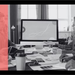 Profesionales del sector social visualizando datos de forma digital en una pantalla