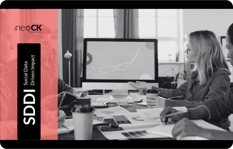 Profesionales del sector social visualizando datos de forma digital en una pantalla